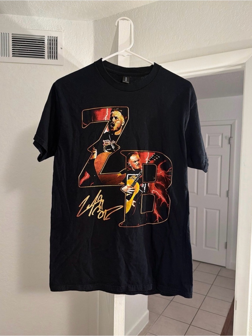 Zach Bryan With Heaven On Concert Tour T-Shirt. Size Medium